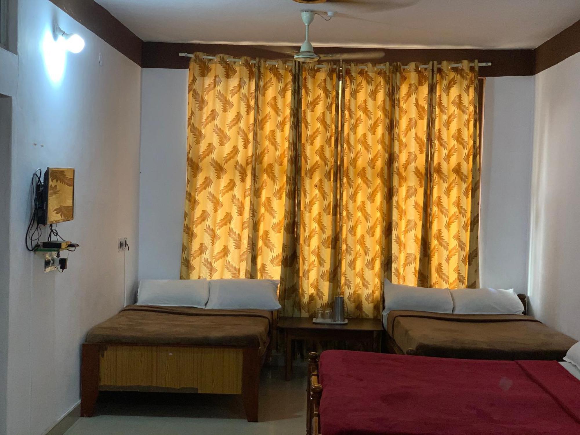 Hotel Caveri Inn Madikeri Exteriör bild