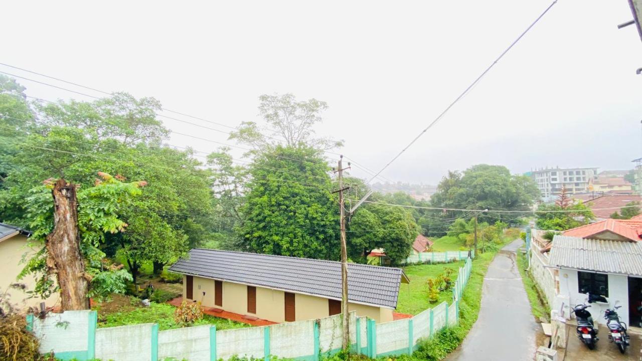 Hotel Caveri Inn Madikeri Exteriör bild