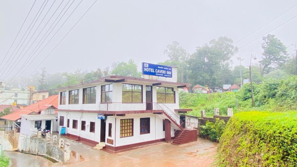 Hotel Caveri Inn Madikeri Exteriör bild