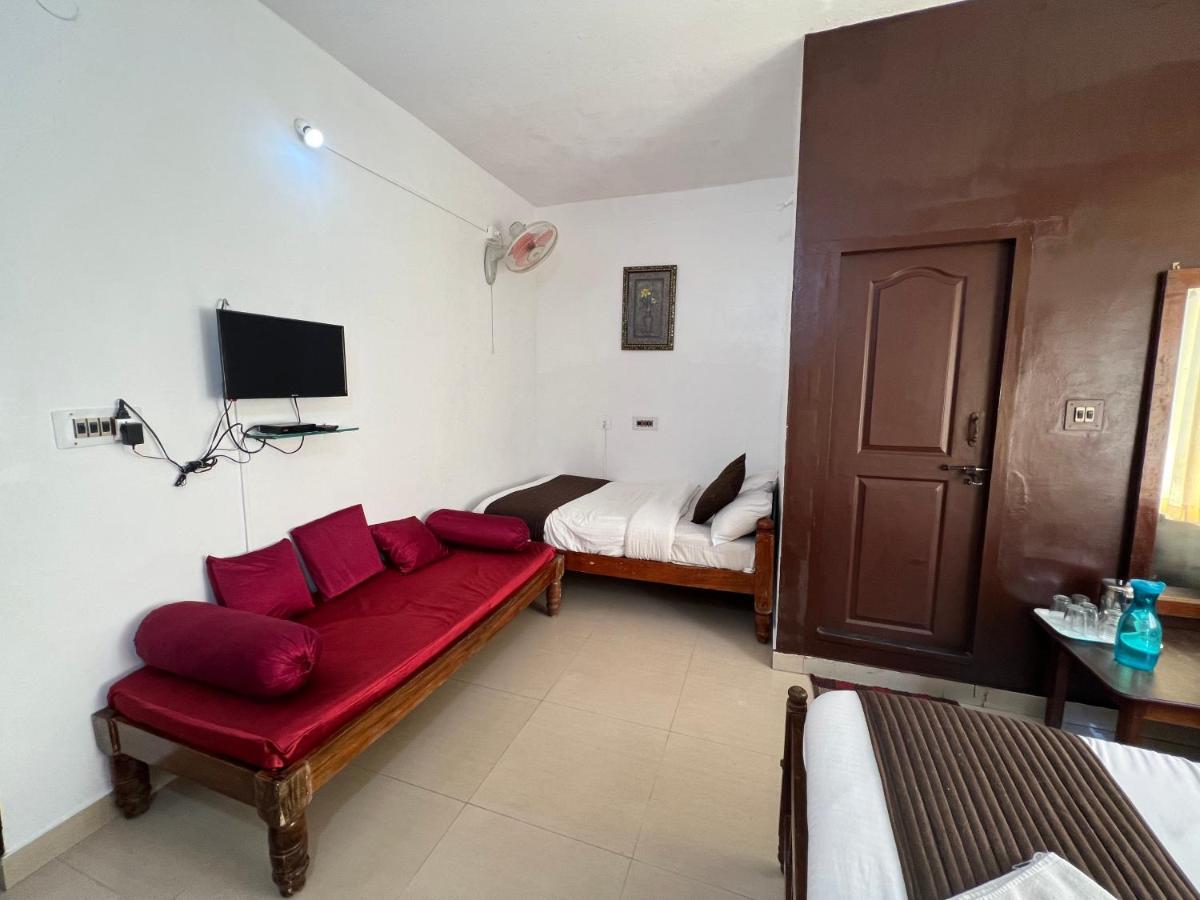 Hotel Caveri Inn Madikeri Exteriör bild