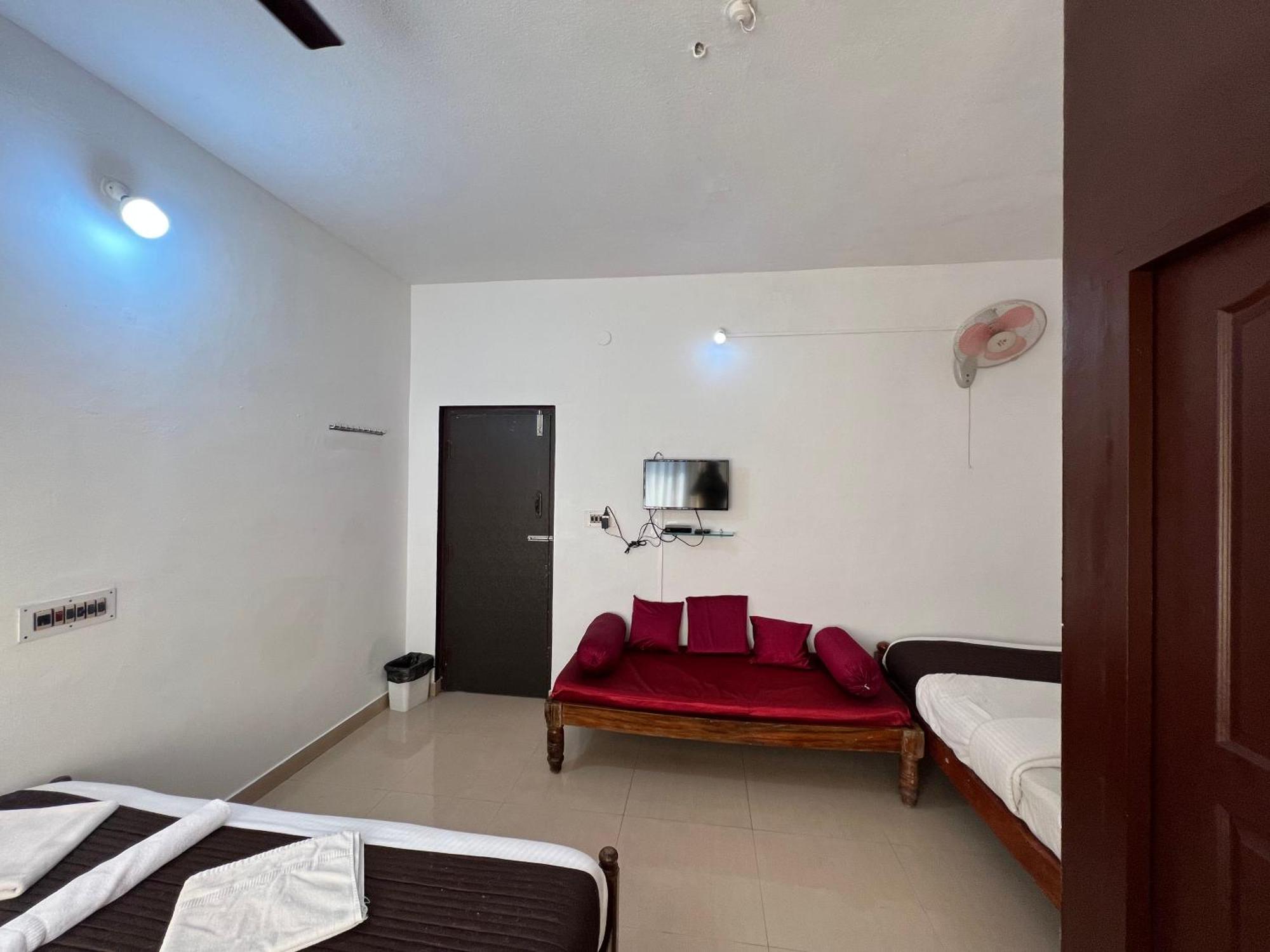 Hotel Caveri Inn Madikeri Exteriör bild