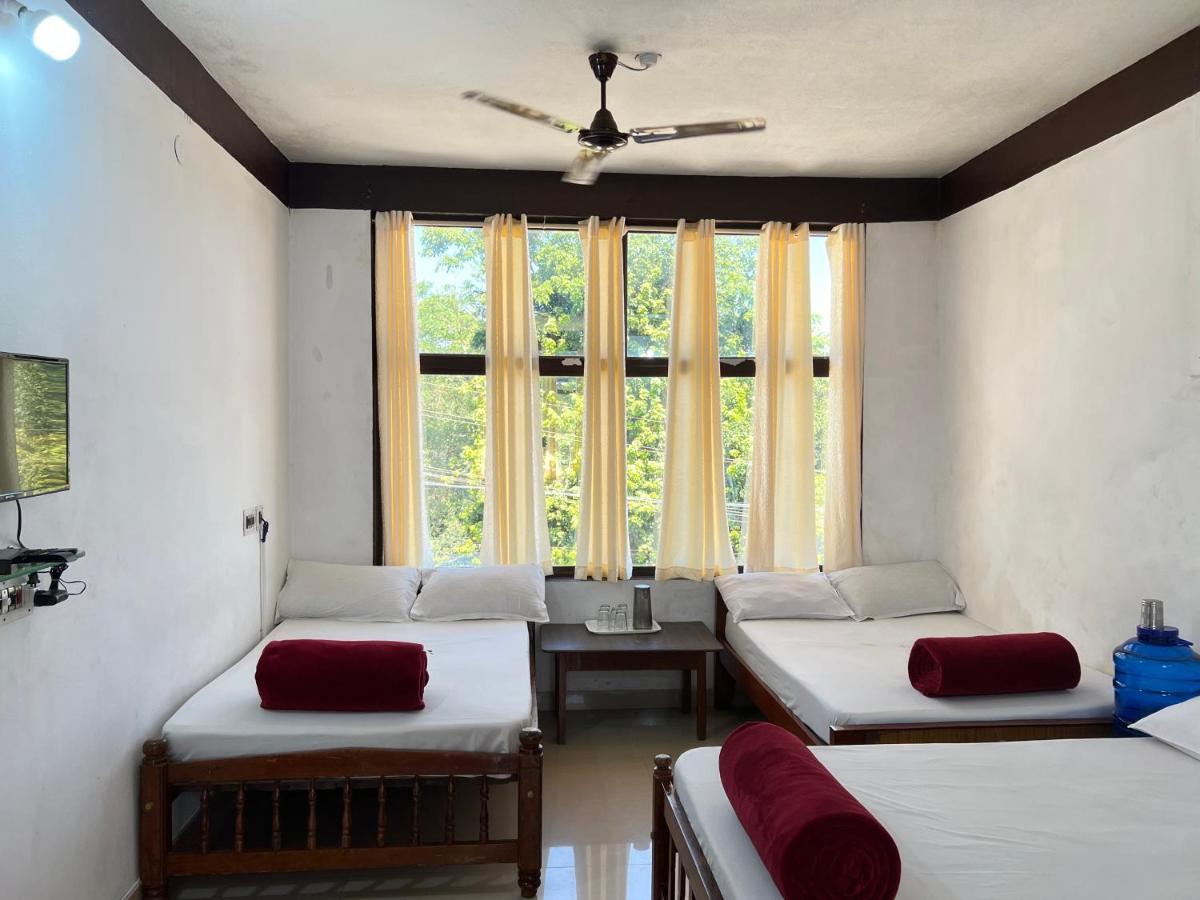 Hotel Caveri Inn Madikeri Exteriör bild
