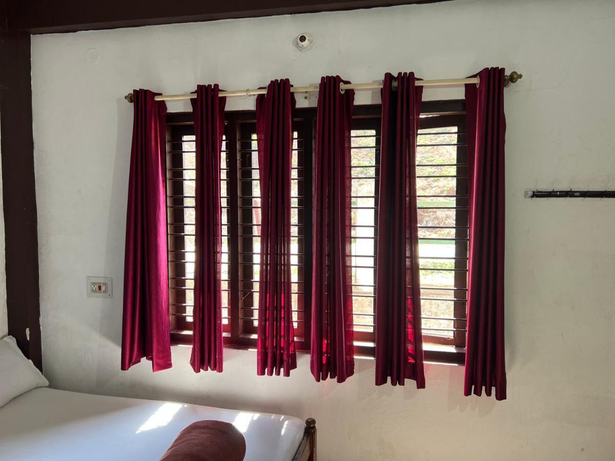 Hotel Caveri Inn Madikeri Exteriör bild