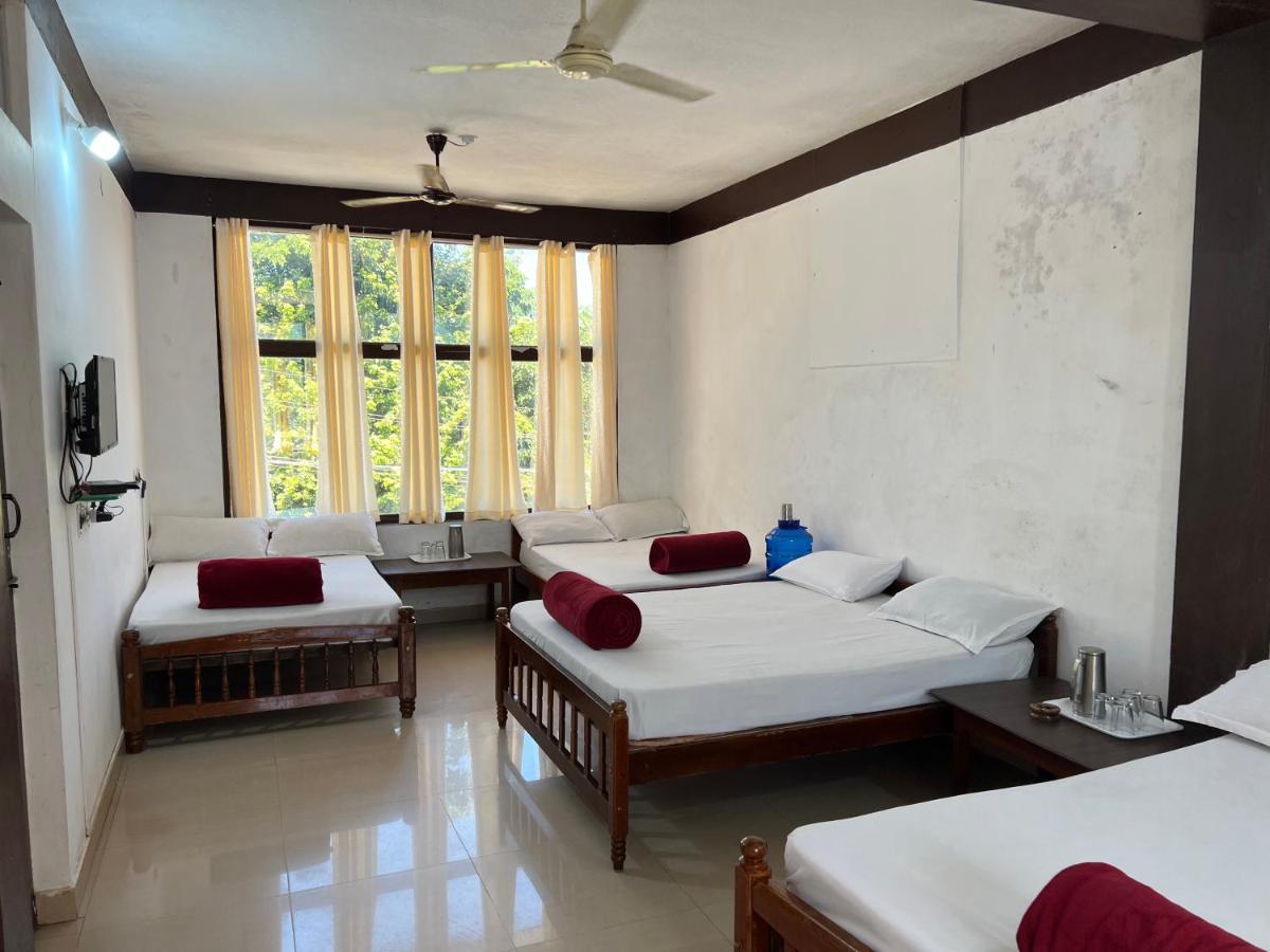 Hotel Caveri Inn Madikeri Exteriör bild
