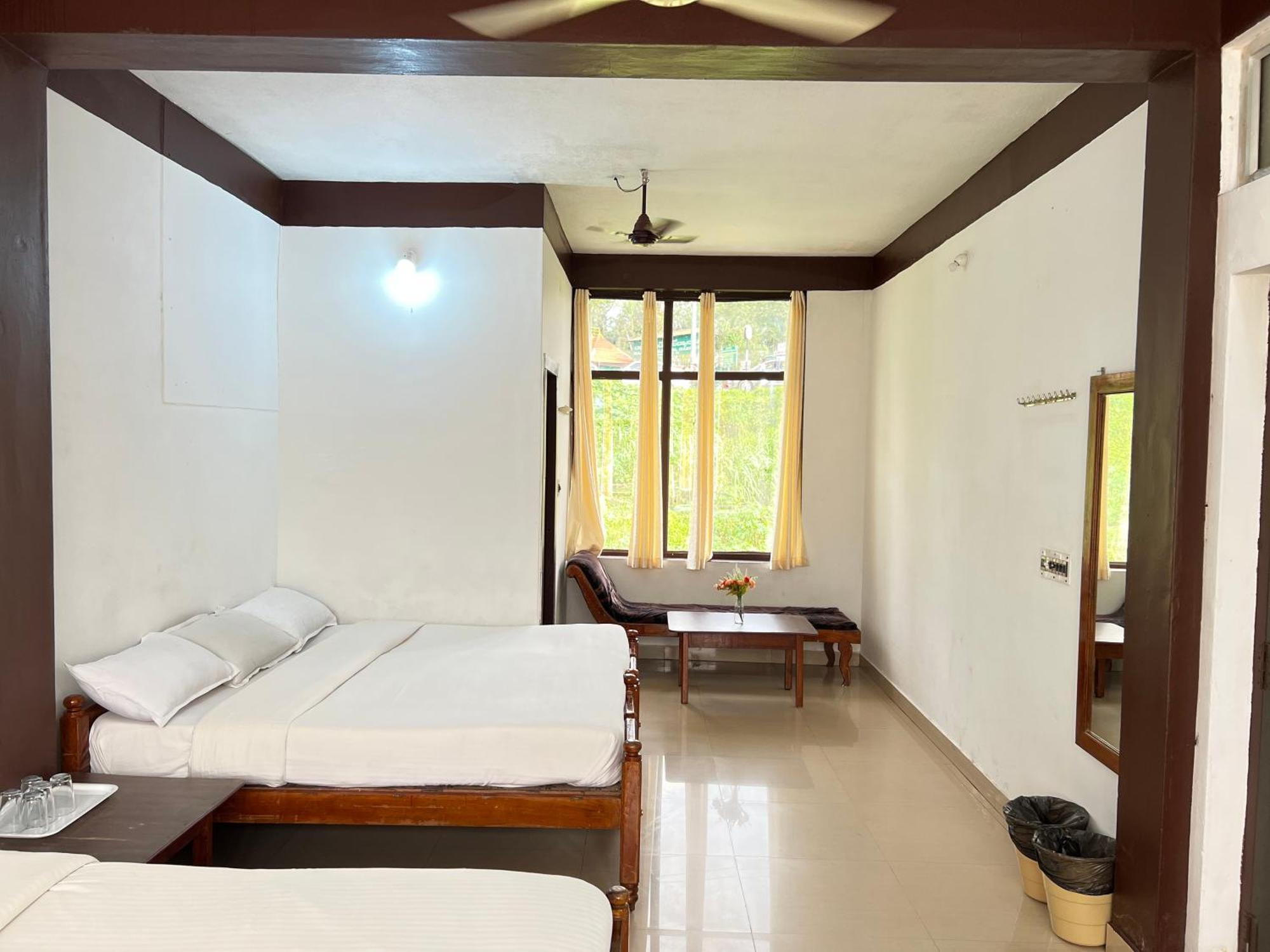 Hotel Caveri Inn Madikeri Exteriör bild