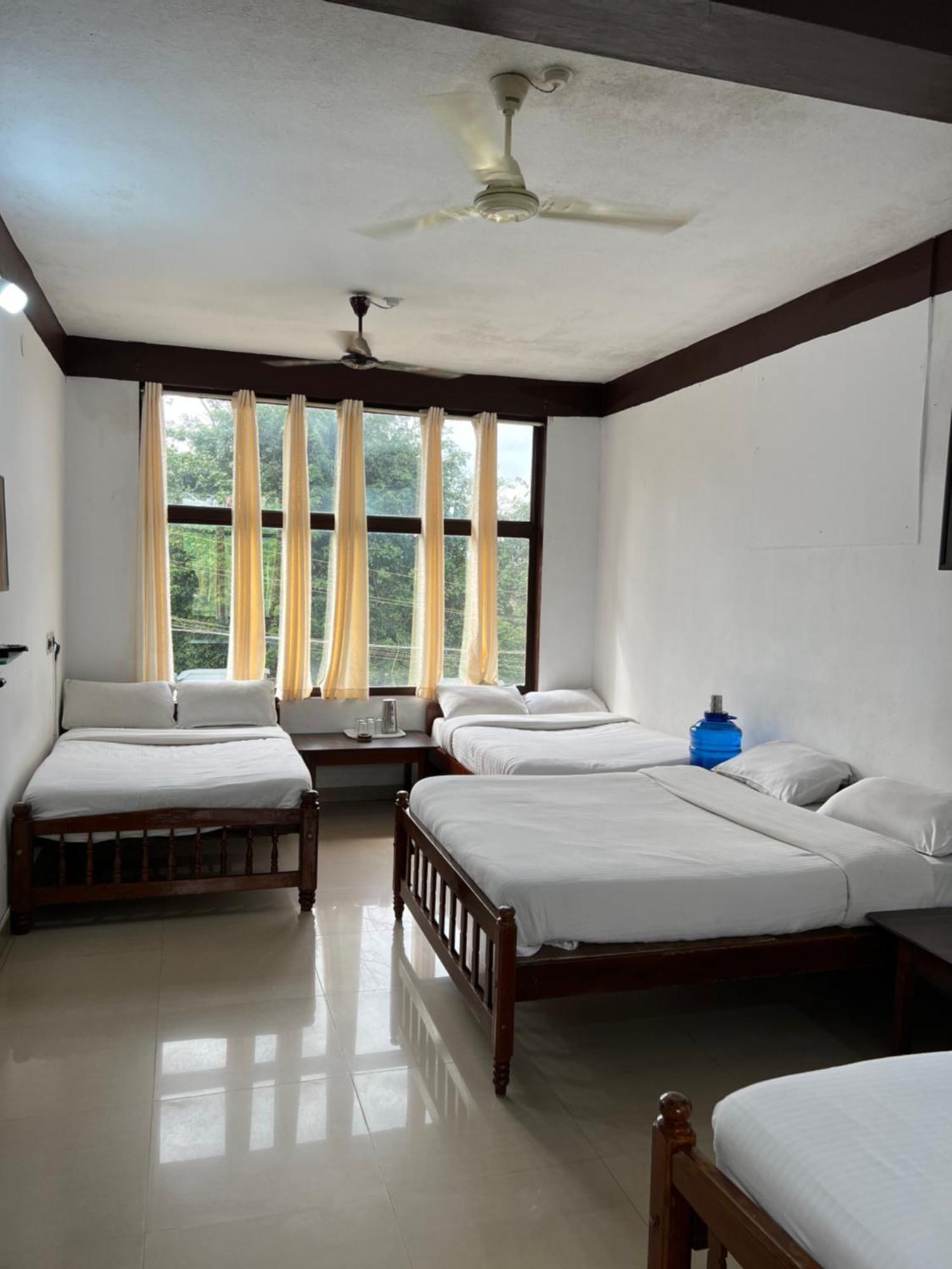 Hotel Caveri Inn Madikeri Exteriör bild