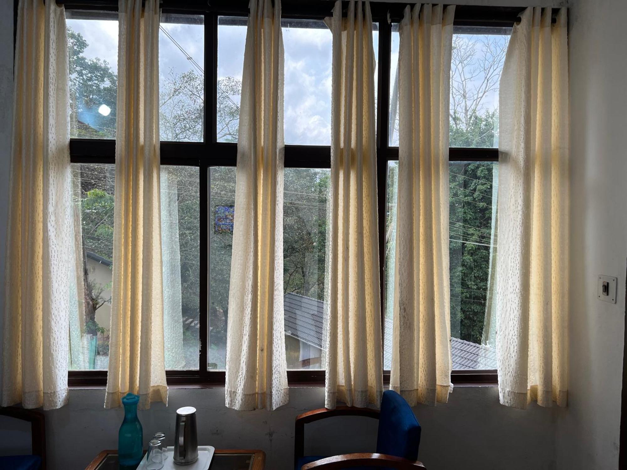Hotel Caveri Inn Madikeri Exteriör bild